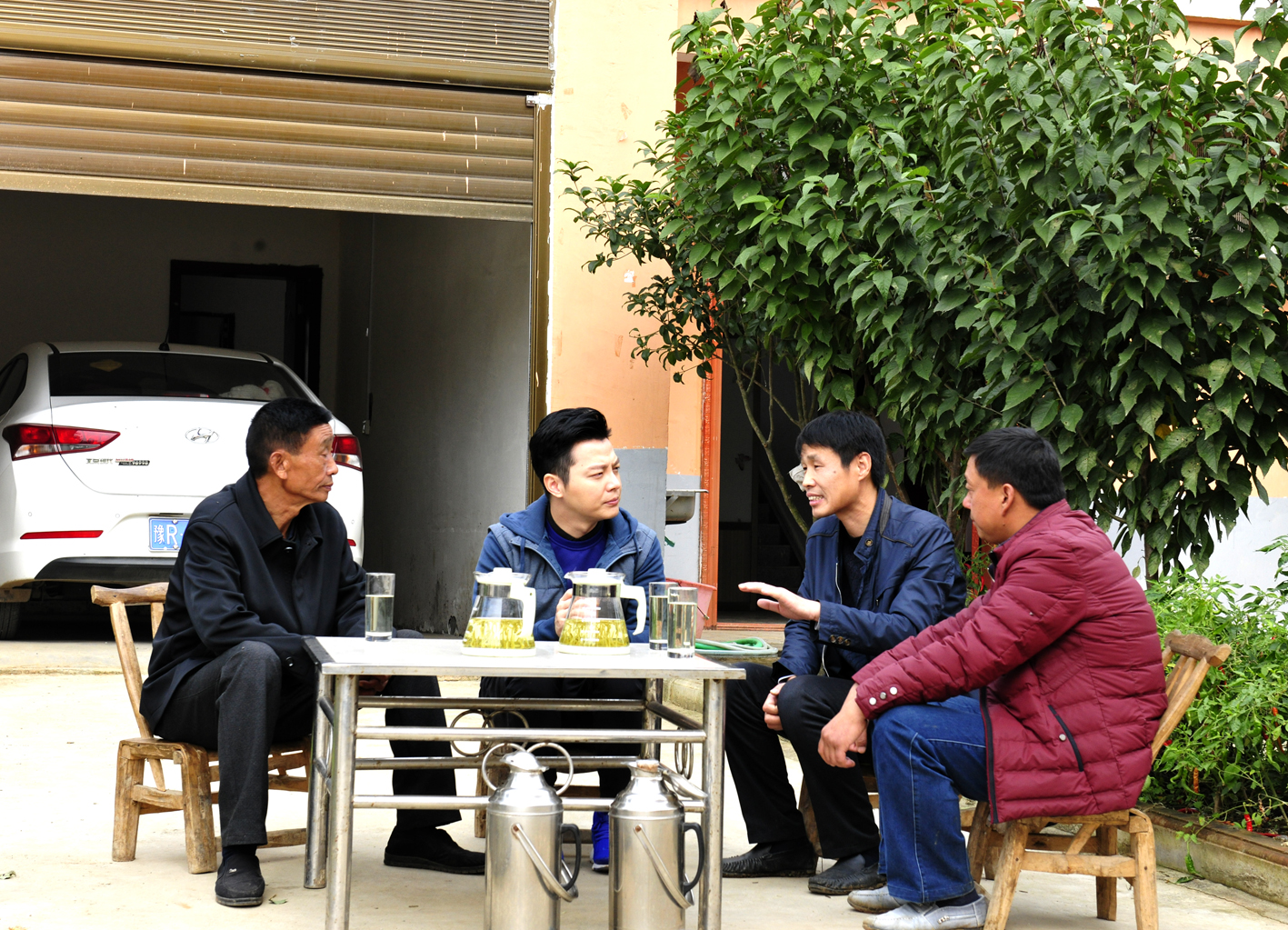 《脱贫大决战》第二季走进淅川 任鲁豫体验脱贫农民的幸福生活 